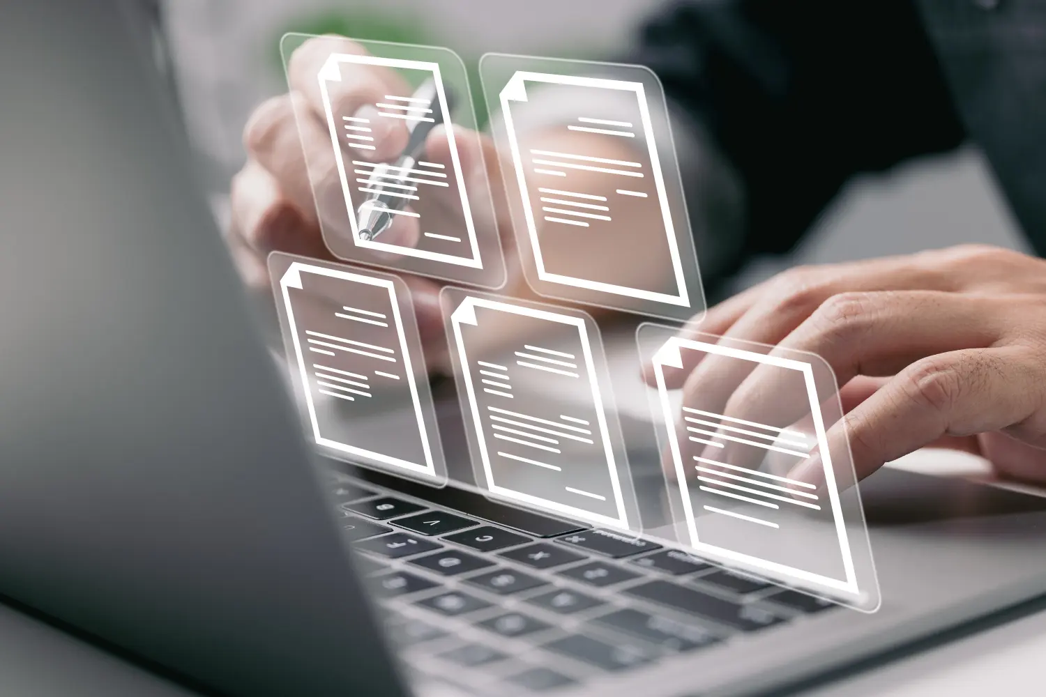 Reaktionsschnell ,Geschäftsmann arbeitet an einem Laptop-Computer mit elektronischen Dokumentensymbolen, E-Dokumenten-Management, Online-Dokumentationsdatenbank, papierloses Bürokonzept